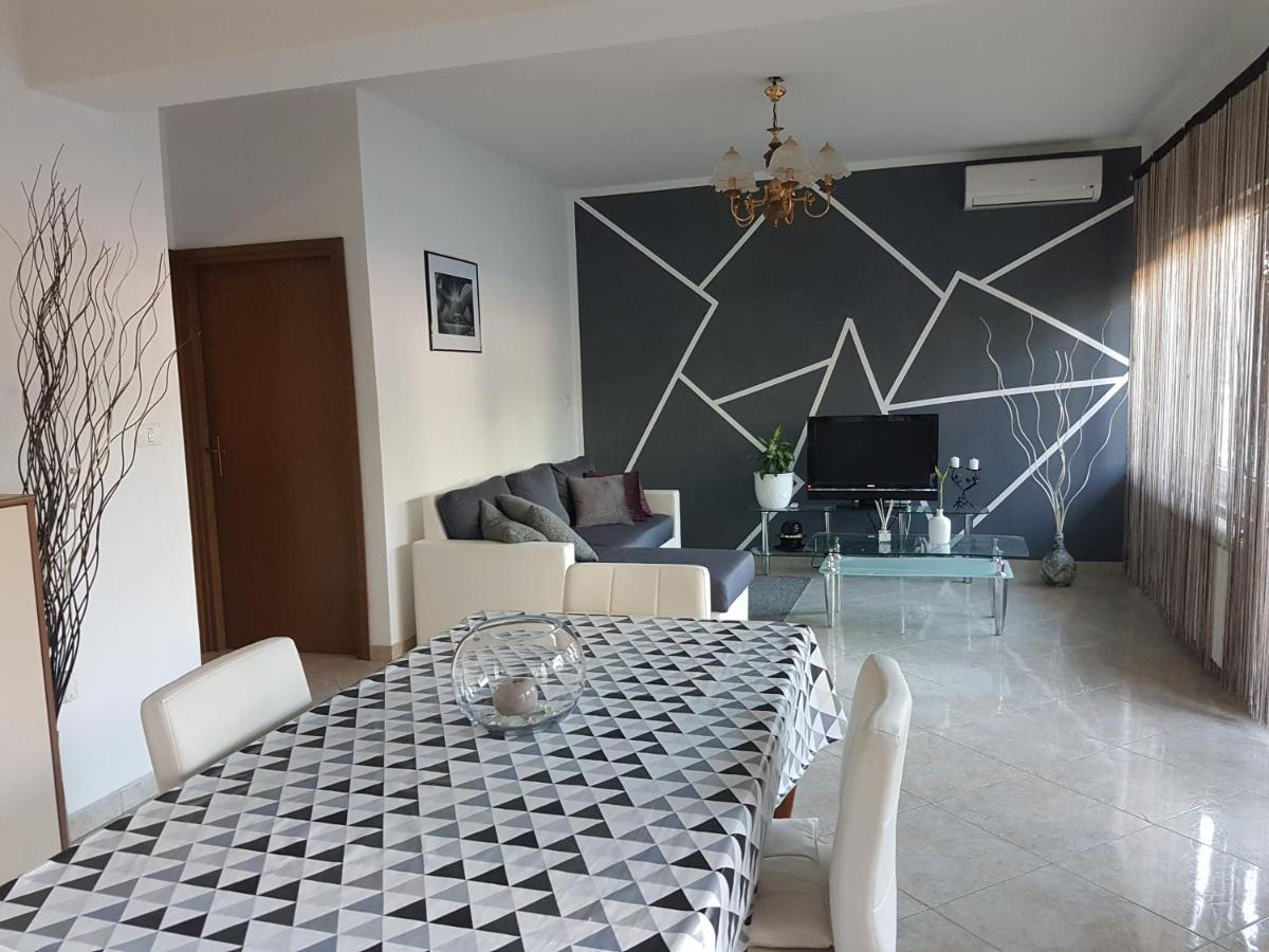 Alda Apartment พูลา ภายนอก รูปภาพ